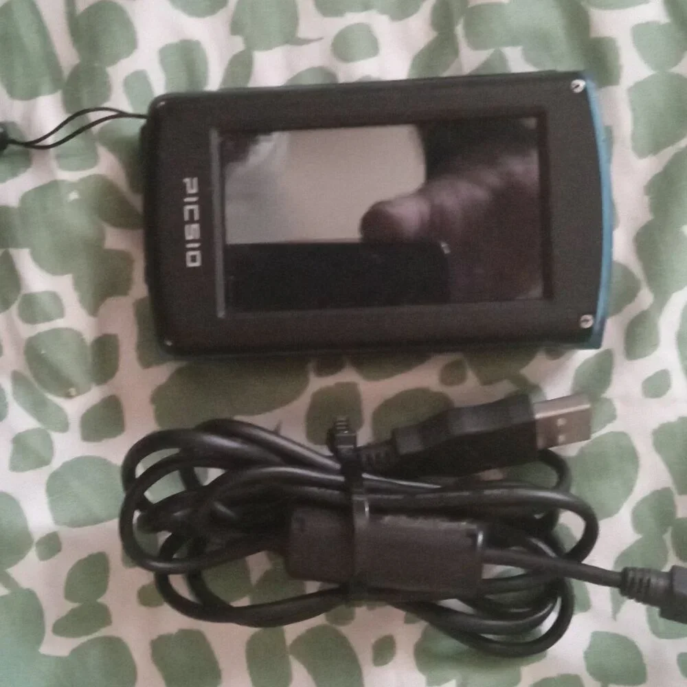 JVC Picsio water proof full HD hdmi includes 8gb sandisk sd card